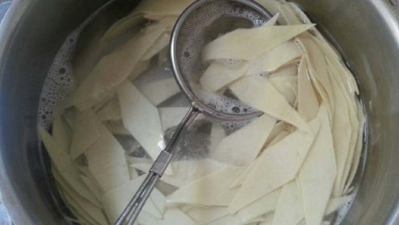 金沙河(刀削玉米鸡汤面),用1个铁锅加碗水煮开后加入面片大火煮6分钟上下