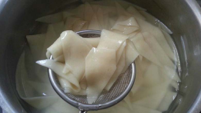 金沙河(刀削玉米鸡汤面),6分过后将它捞出