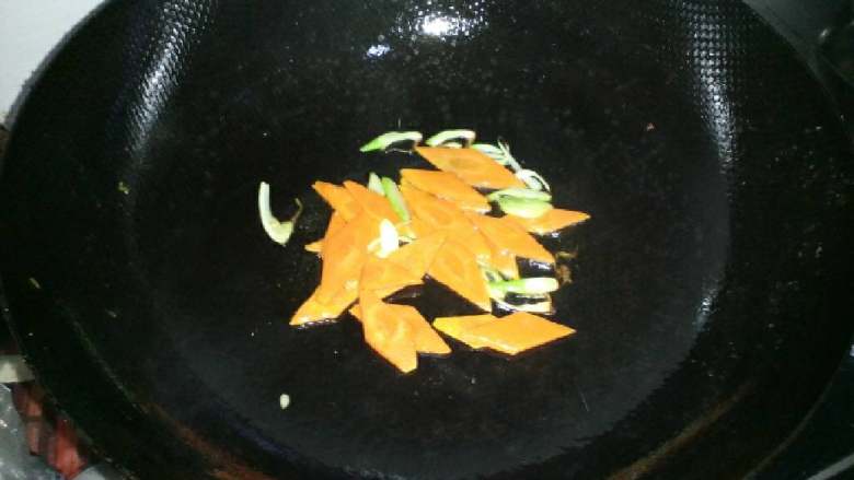 金沙河荞麦面片汤,锅内烧少许色拉油，下葱和胡萝卜片翻炒两下，接着加适当清水煮开。