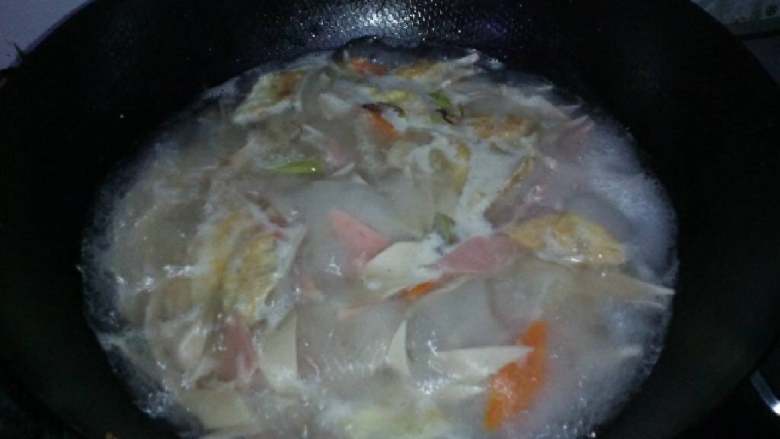 金沙河荞麦面片汤,锅内水开，接着放入金沙河荞麦片，火腿，鱼丸，蛋皮大火煮开后关火焖两分钟。