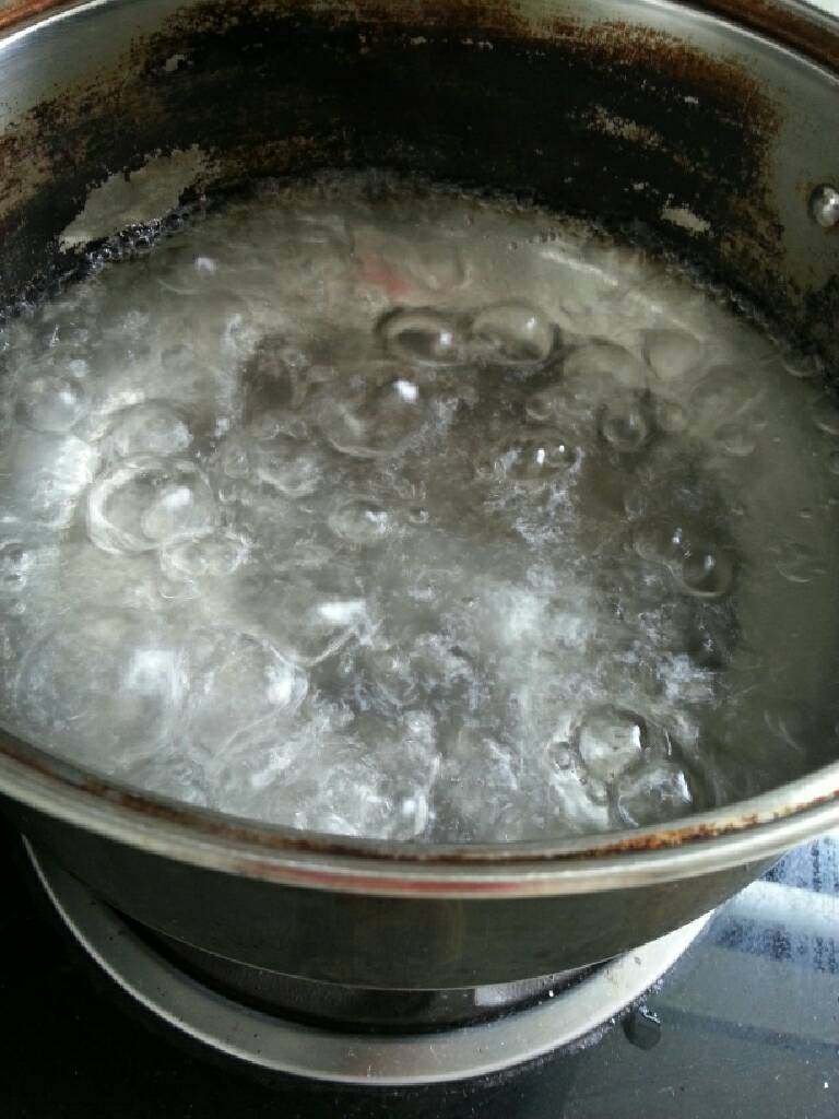 金沙河之原味刀削面,锅里放水烧开