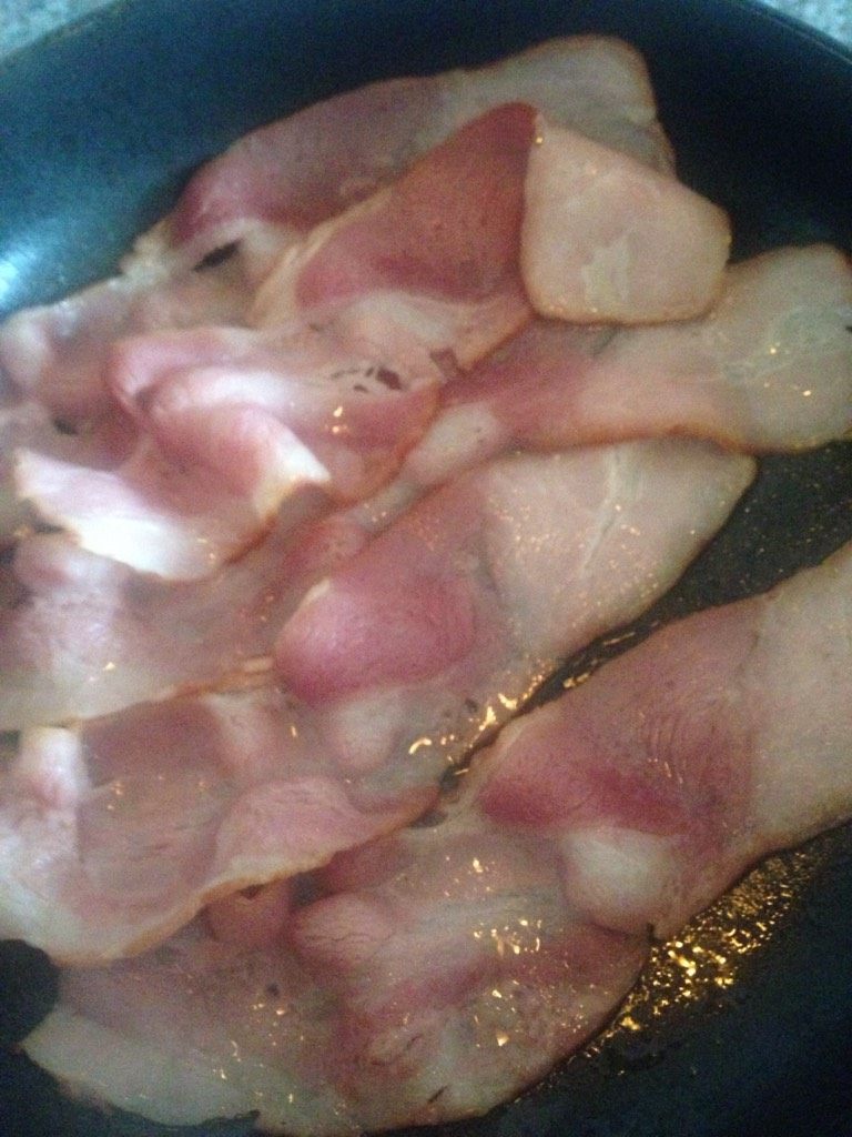 香煎培根炒大白菜,如图把<a style='color:red;display:inline-block;' href='/shicai/ 443'>培根</a>煎熟颜色煎制金黄用刀或者用剪刀切成大小合适宽度