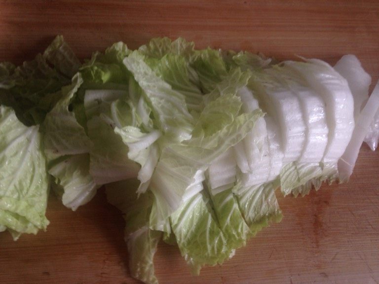 香煎培根炒大白菜,如图把白菜切好