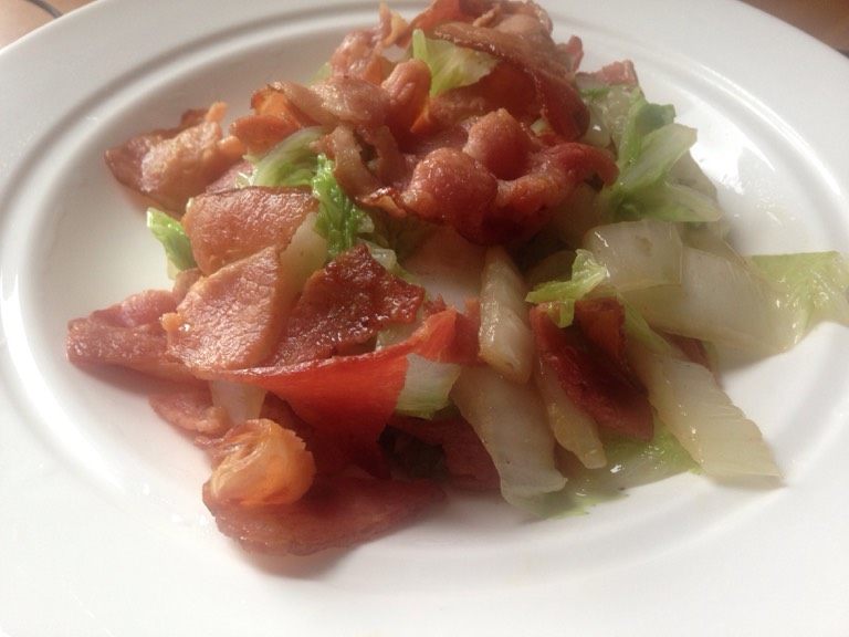 香煎培根炒大白菜,煎好剪好培根下白菜炒至断生加很少量盐因为培根有点盐味哦，还有点烟熏的味道在加入少量的<a style='color:red;display:inline-block;' href='/shicai/ 3729'>白糖</a>起锅，<a style='color:red;display:inline-block;' href='/shicai/ 3729'>白糖</a>代替味精哦，