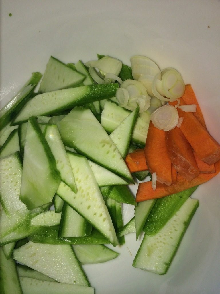瑶柱荞麦面片,蔬菜切好备用