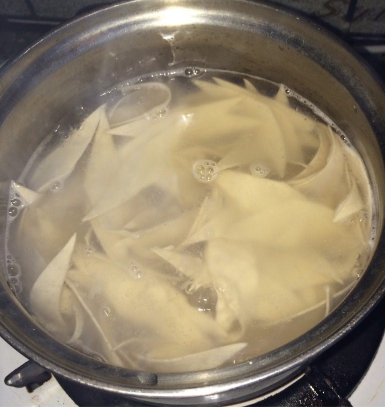 瑶柱荞麦面片,烧开水煮面片，煮好后，捞出到碗里。摆上洗好的<a style='color:red;display:inline-block;' href='/shicai/ 673'>枸杞</a>