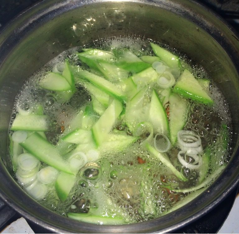 瑶柱荞麦面片,煮瑶柱3～5分钟，加丝瓜片，烧开后，调入搅好的鸡蛋液，加入适量调味品。