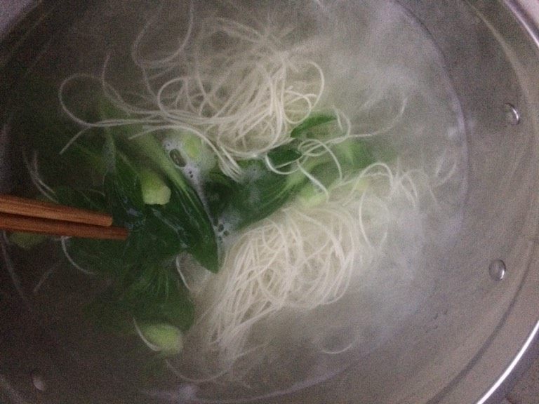 鲫鱼汤面,煮面