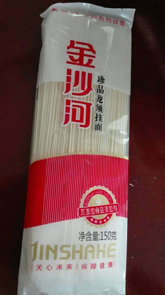 西红柿鸡蛋面,水开后煮面。