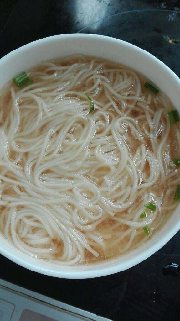 西红柿鸡蛋面,煮熟后，将挂面夹到调好的汤中。