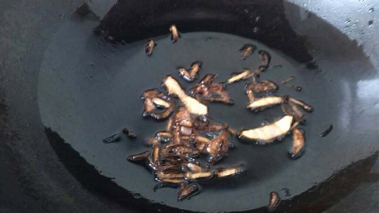 ≈卤肉面片≈,锅内热油，放入洋葱丝炸酥，然后捞出