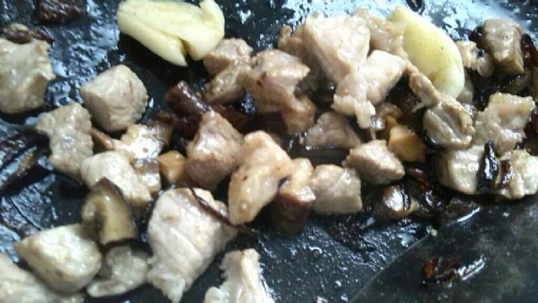 ≈卤肉面片≈,接着放入<a style='color:red;display:inline-block;' href='/shicai/ 414'>猪肉</a>粒，香菇，大蒜，卤料，大葱翻炒