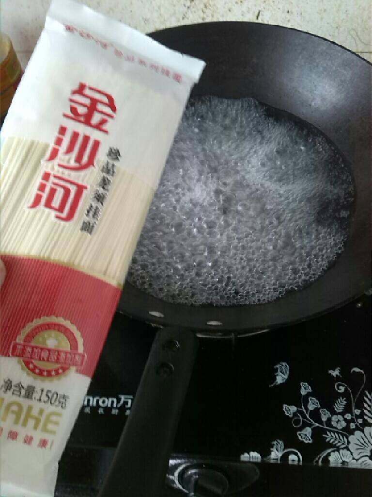≈酸汤龙须面≈,锅内坐水,放入龙须面煮熟