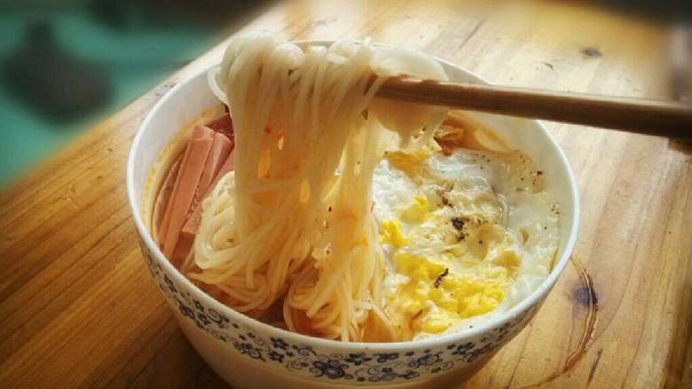 ≈酸汤龙须面≈,最后加入面中即可,还可以煎个鸡蛋,加些火腿肠等
