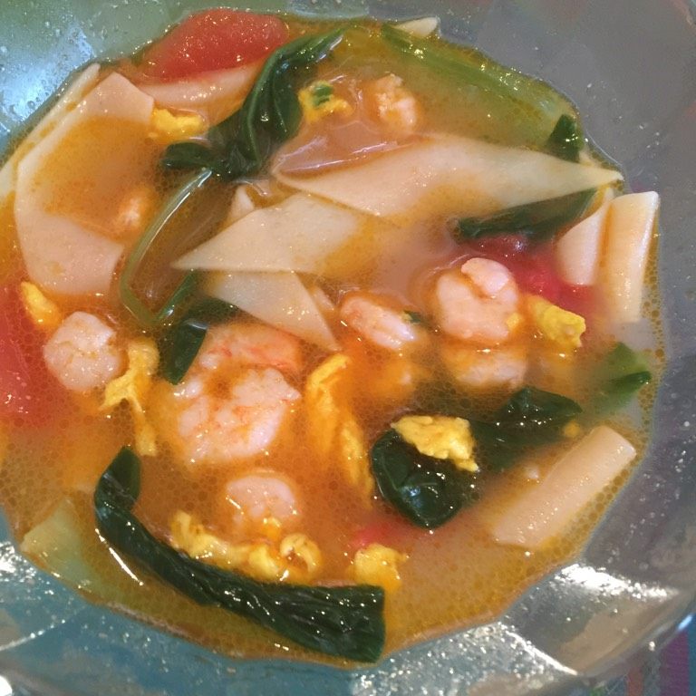 番茄虾仁面片汤,盛入碗中，加入事先准备好的<a style='color:red;display:inline-block;' href='/shicai/ 8101'>虾仁炒蛋</a>和烫熟的<a style='color:red;display:inline-block;' href='/shicai/ 6587'>鸡毛菜</a>即可食用了。