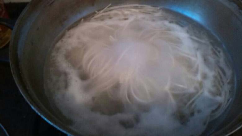 ≈挂面煎饼≈,水开后放入挂面煮8分熟捞出，淋上色拉油拌匀