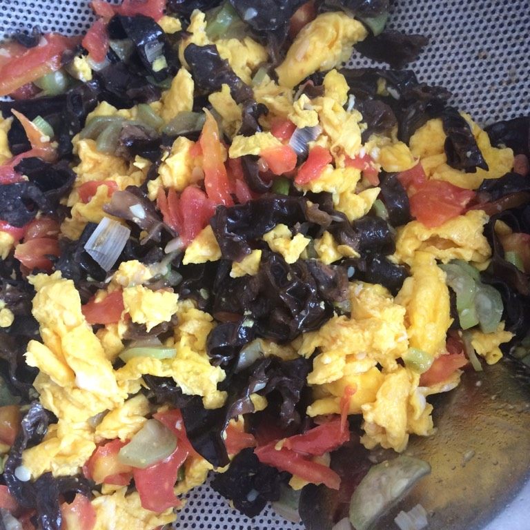 木耳鸡蛋烩面,热锅放油先炒好<a style='color:red;display:inline-block;' href='/shicai/ 9'>鸡蛋</a>盛出，然后把<a style='color:red;display:inline-block;' href='/shicai/ 233'>木耳</a>、<a style='color:red;display:inline-block;' href='/shicai/ 3551'>西红柿</a>、<a style='color:red;display:inline-block;' href='/shicai/ 57'>丝瓜</a>炒好，后加入<a style='color:red;display:inline-block;' href='/shicai/ 9'>鸡蛋</a>，放入适量盐调味！