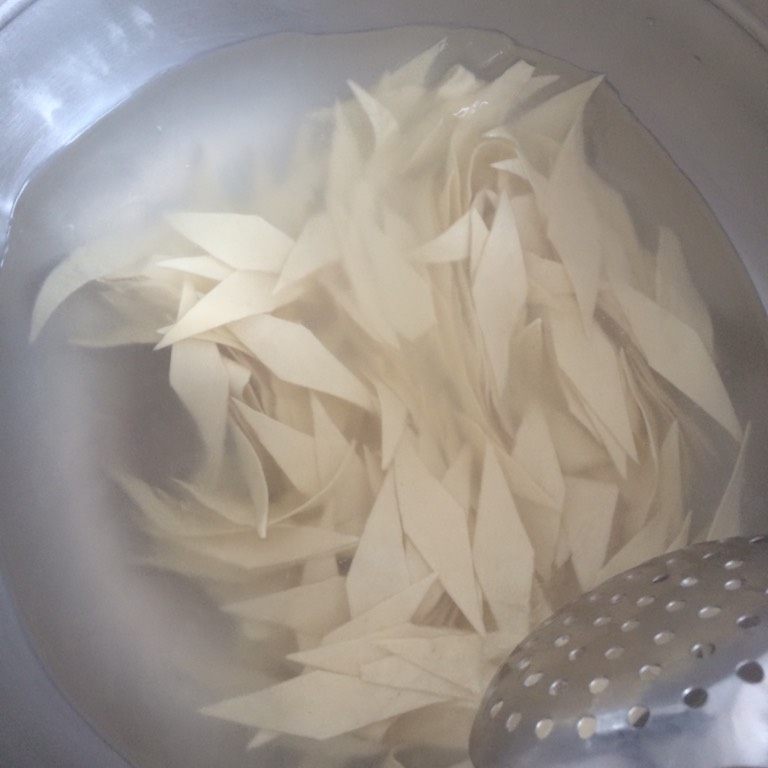 木耳鸡蛋烩面,煮锅放适量水，水开后放入面片，3--5分后关火。