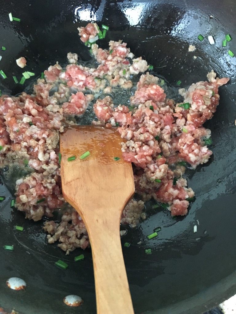 肉酱拌面,如图肉末加料酒盐生抽花椒粉腌制半小时,适量油爆香<a style='color:red;display:inline-block;' href='/shicai/ 3232'>香葱</a>放入腌好的肉末炒