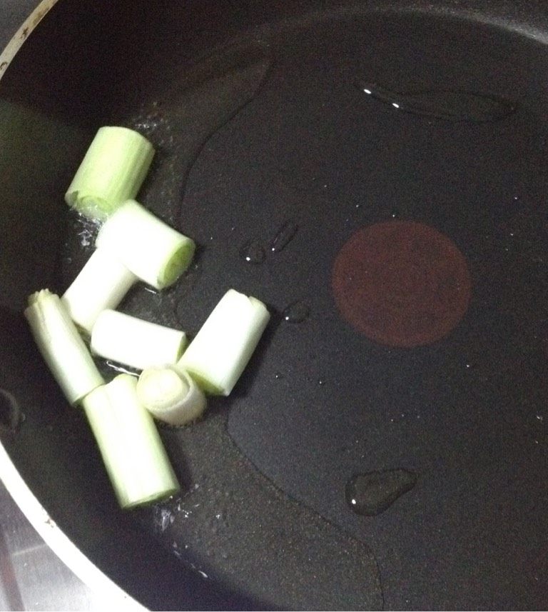 葱油面,锅内热葱油，葱微焦时，将葱取出，油倒进面中