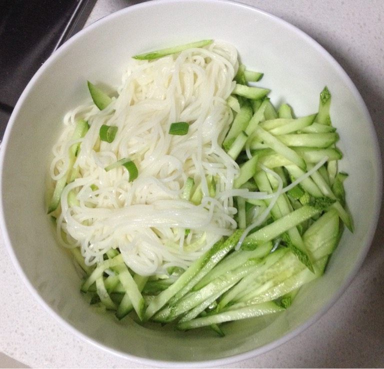 龙须炸酱面,面沥干水,加入黄瓜丝和葱花