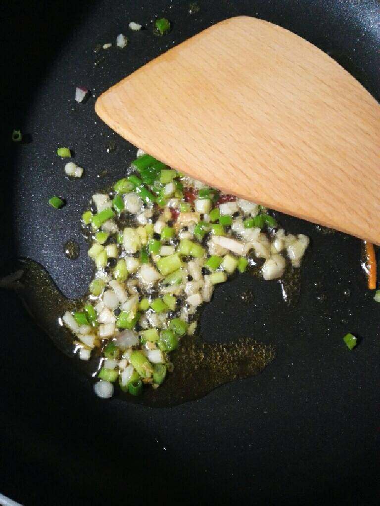 鸡蛋火腿盅,锅倒入适量油烧热，加葱姜蒜煸炒出香味，倒入<a style='color:red;display:inline-block;' href='/shicai/ 230'>香菇</a>粒炒至变软，再加入<a style='color:red;display:inline-block;' href='/shicai/ 25'>胡萝卜</a>粒，<a style='color:red;display:inline-block;' href='/shicai/ 29'>洋葱</a>粒，玉米粒翻炒均匀。