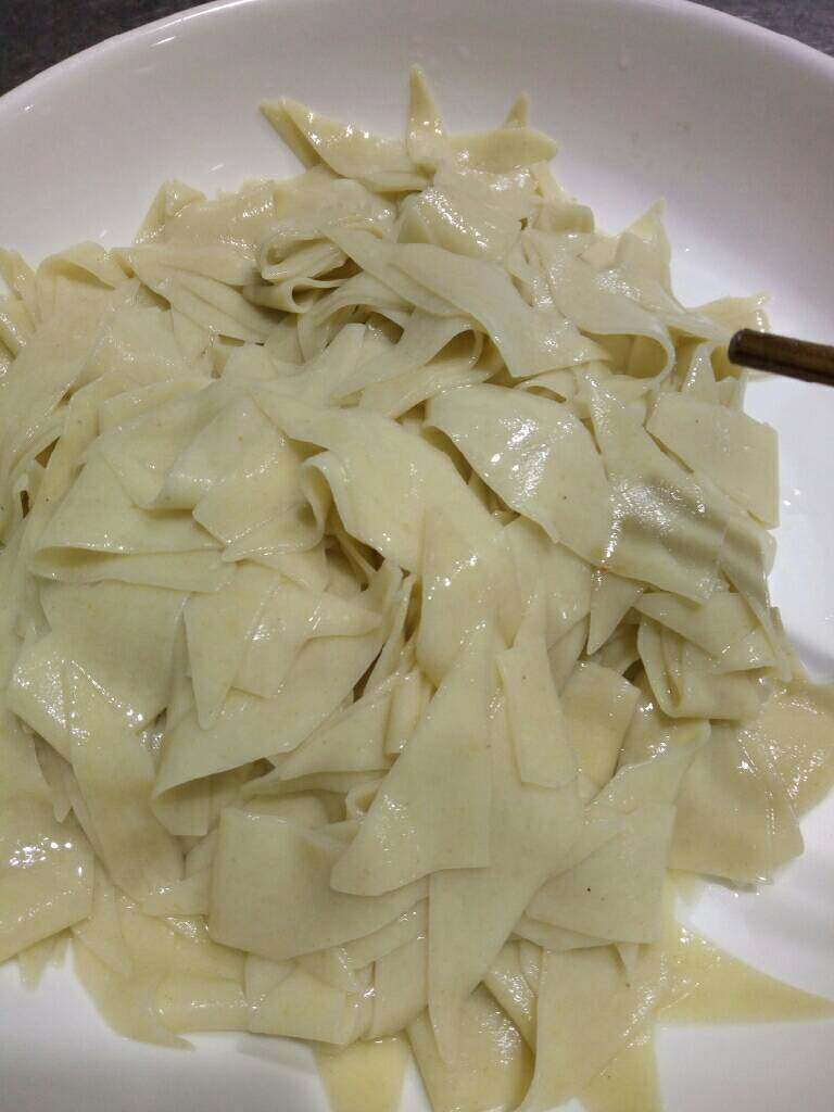 金沙河玉米面片,水开煮一分钟起锅虑水备用
