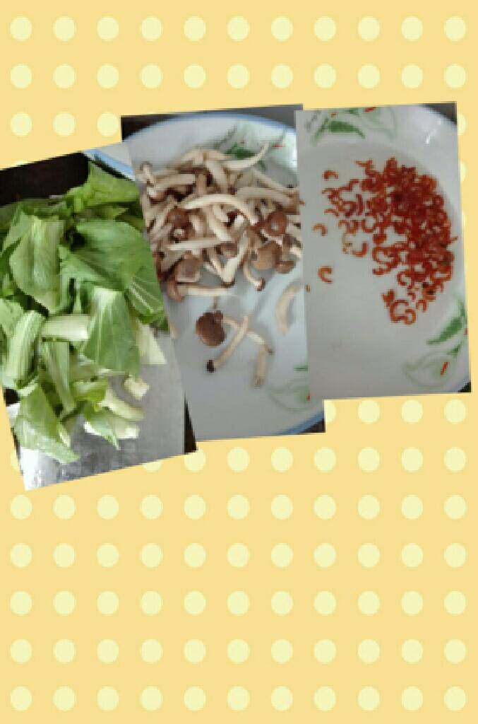 香炒面片,<a style='color:red;display:inline-block;' href='/shicai/ 112'>小白菜</a>、<a style='color:red;display:inline-block;' href='/shicai/ 2941'>袖珍菇</a>和略发好的<a style='color:red;display:inline-block;' href='/shicai/ 1694'>海米</a>备用。