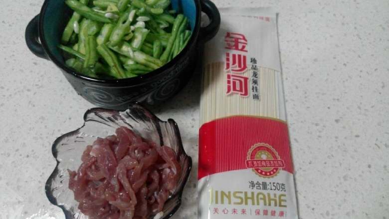 豆角肉丝拌面,<a style='color:red;display:inline-block;' href='/shicai/ 69'>四季豆</a>去筋，洗净切斜片，<a style='color:red;display:inline-block;' href='/shicai/ 4613'>肉丝</a>用<a style='color:red;display:inline-block;' href='/shicai/ 718'>料酒</a>淀粉盐腌制备用
