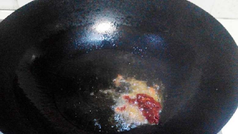 豆角肉丝拌面,起锅，热油，下入一小勺<a style='color:red;display:inline-block;' href='/shicai/ 705'>豆瓣酱</a>，炒散