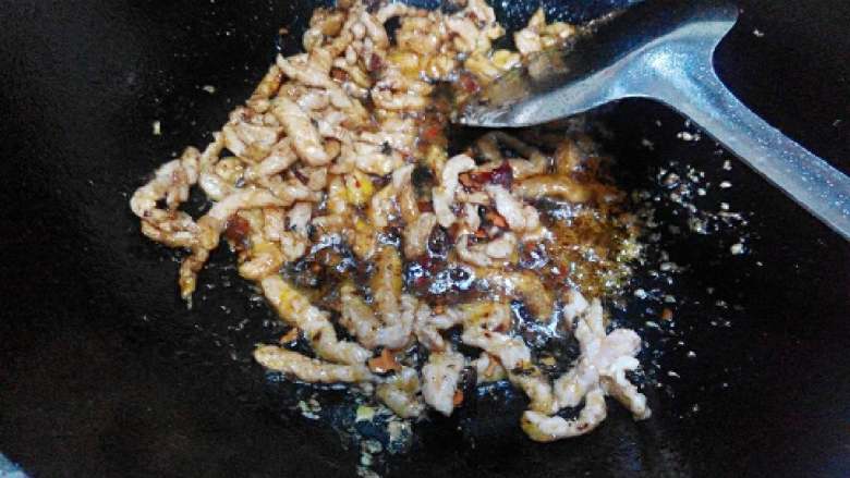 豆角肉丝拌面,倒入肉丝，翻炒均匀