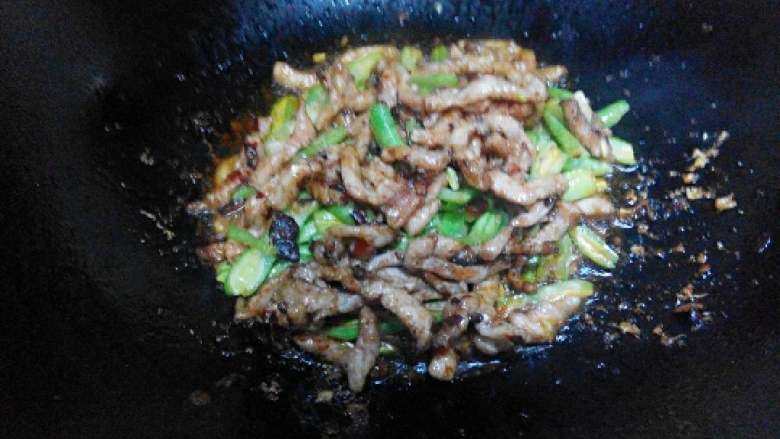 豆角肉丝拌面,再把肉丝翻盖在豆角上面，直至豆角熟，