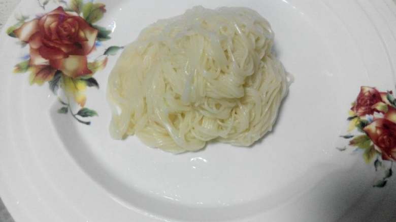 豆角肉丝拌面,面条熟后，捞起盛盘