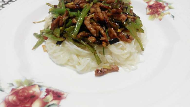 豆角肉丝拌面,盖上豆角肉丝，上下翻转匀，即可食用