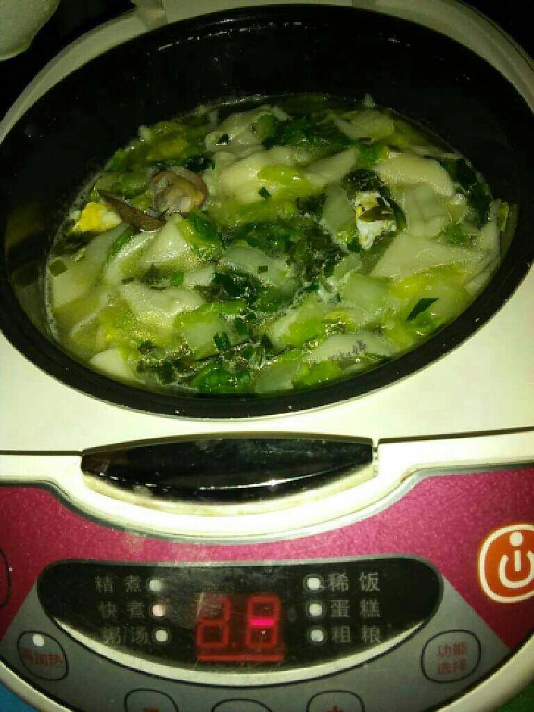 电饭锅版(金沙河刀削原味面片),如图：电饭锅按下煮饭键，倒少许油，放入葱花，炸出香味后，磕入<a style='color:red;display:inline-block;' href='/shicai/ 11924'>乌鸡蛋</a>煎一下，盛出备用。青菜放入翻炒一下，煮至微熟。倒入开水，煮开。放入面片盖上盖闷煮一会。放入<a style='color:red;display:inline-block;' href='/shicai/ 1816'>花蛤</a>，少许<a style='color:red;display:inline-block;' href='/shicai/ 718'>料酒</a>，继续煮开。最后放少许<a style='color:red;display:inline-block;' href='/shicai/ 717'>味精</a>，盐巴调味即可。