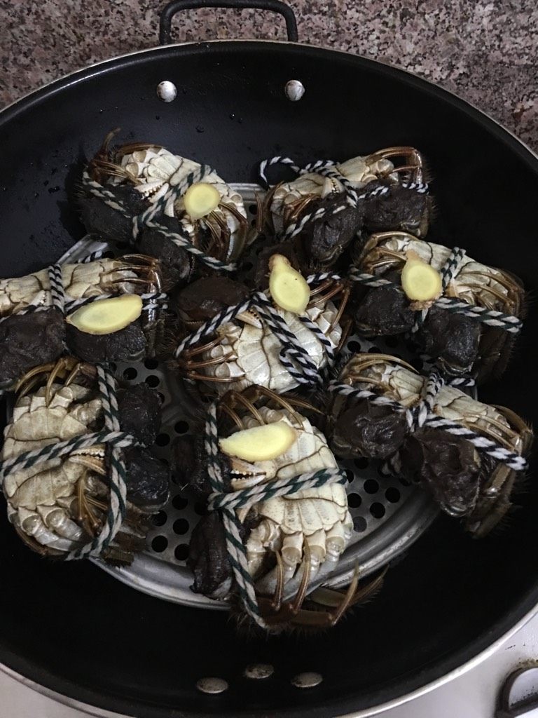 清蒸大闸蟹,把大闸蟹洗干净,锅里放适量水。把一只只大闸蟹肚子朝上蒸(这样蒸出来的蟹黄不会流失),再把姜片摆在大闸蟹身上,蒸个20分钟就可以。