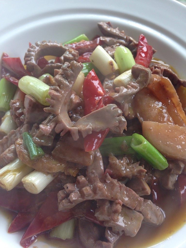 火爆腰花,在下入腰花前转大火！炒15秒加葱加盐 <a style='color:red;display:inline-block;' href='/shicai/ 10588'>糖</a>翻炒起一到一分半钟锅前放入少量<a style='color:red;display:inline-block;' href='/shicai/ 10404'>花椒面</a>炒匀15秒起锅.