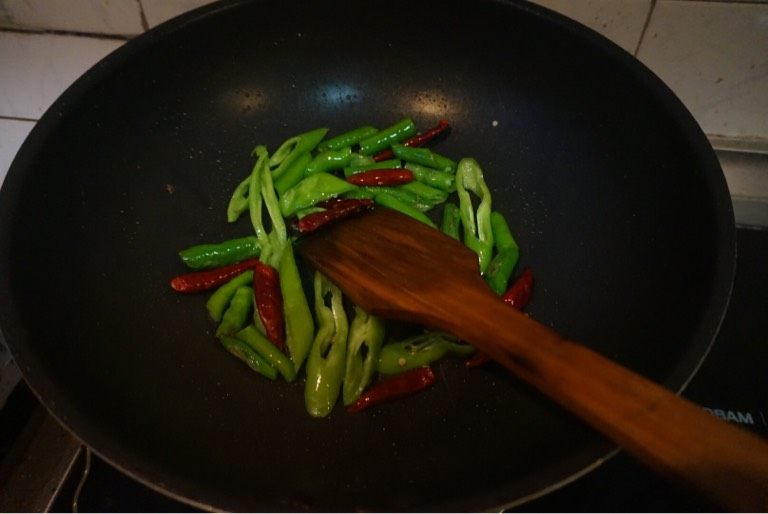 川式回锅肉,如图，把辣椒都煸好，盛出