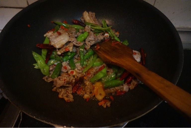 川式回锅肉,把之前的辣椒放入，翻炒