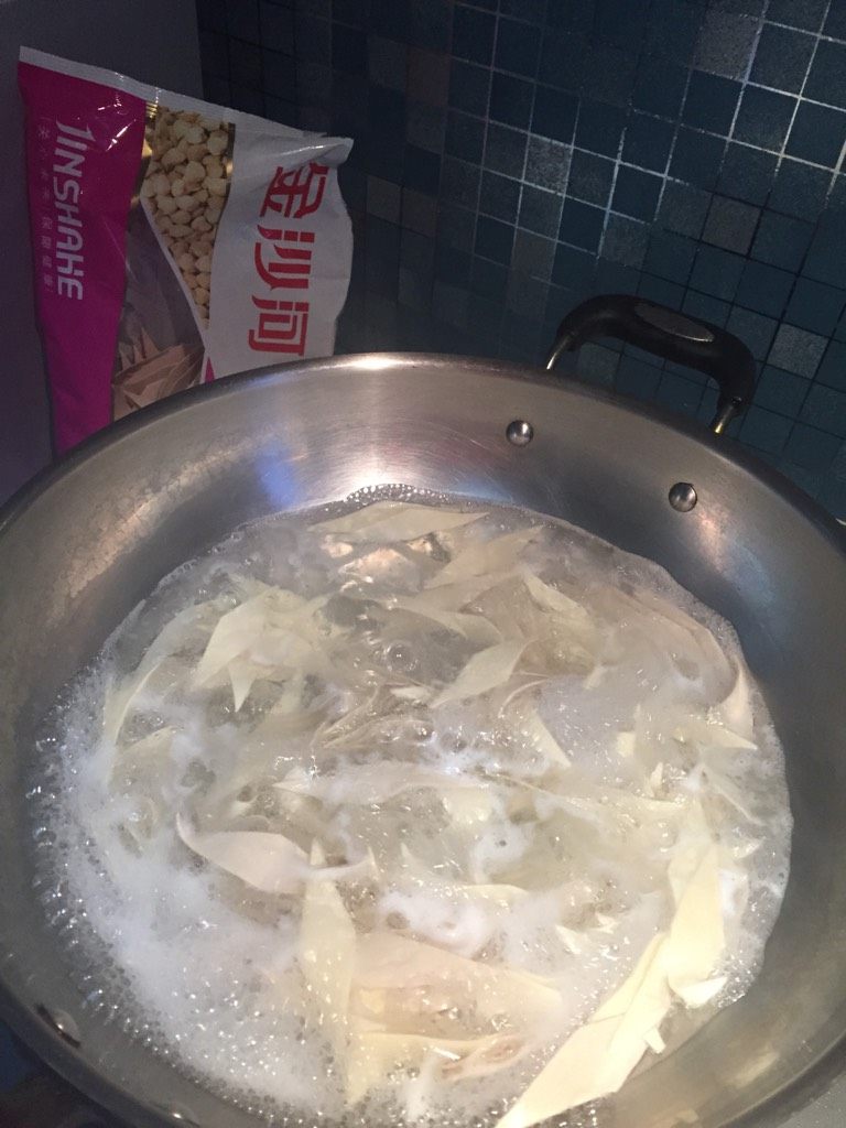 香肠炒面片!,先把面片煮到八成熟