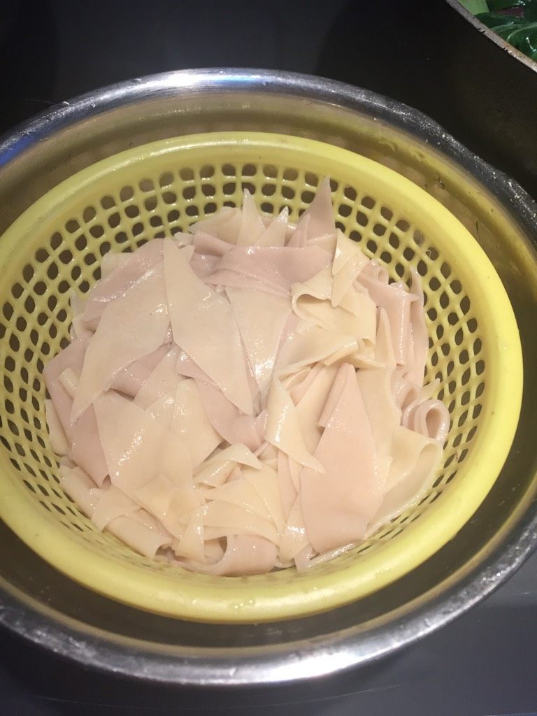 香肠炒面片!,面片捞起,控水