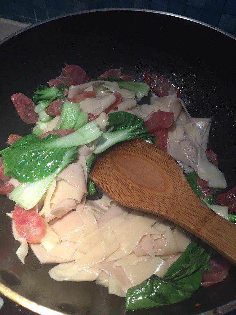 香肠炒面片！,把控好水的面片倒入香肠白菜炒锅中翻炒！加<a style='color:red;display:inline-block;' href='/shicai/ 788'>生抽</a>少许，盐少许、炒至面片熟了，加<a style='color:red;display:inline-block;' href='/shicai/ 724'>胡椒</a>粉翻炒起锅，即可