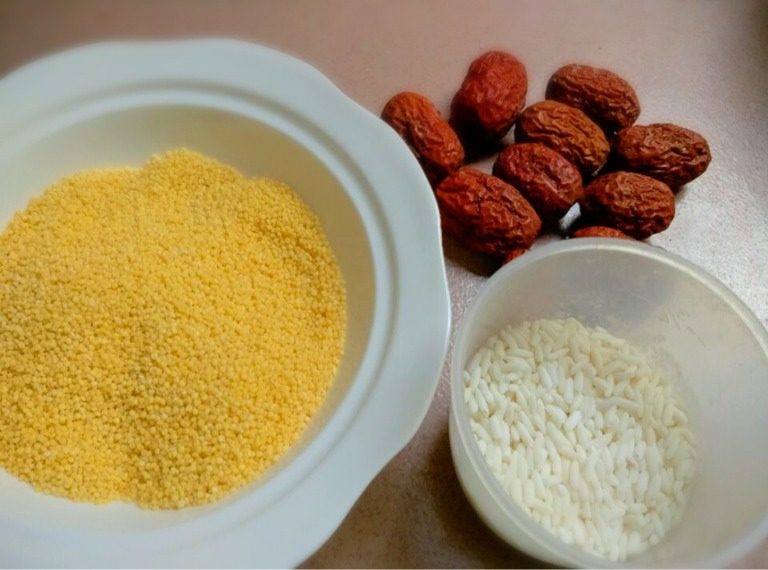 小米红枣粥,如图准备食材