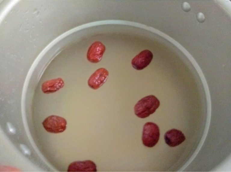 小米红枣粥,如图一起放入锅里加半锅水煮开后用小火慢熬