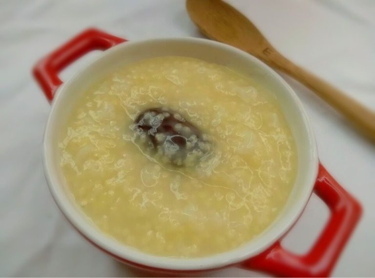 小米红枣粥,如图熬至浓稠即可