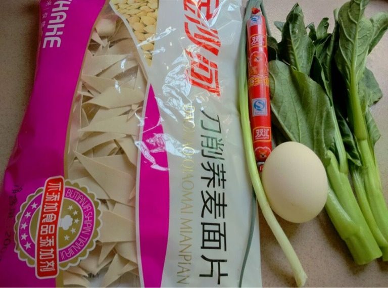 刀削荞麦面片,如图准备食材备用