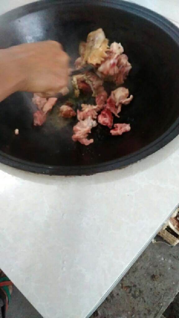 地锅鸡肉白菜面片,放入切好的鸡块翻炒