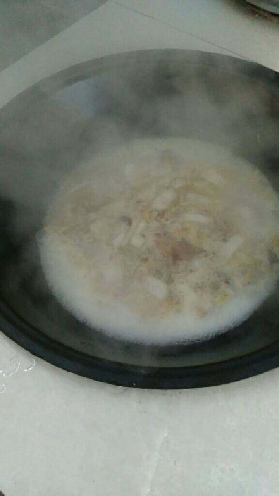 地锅鸡肉白菜面片,倒入清水烧开，放入金沙河米面，