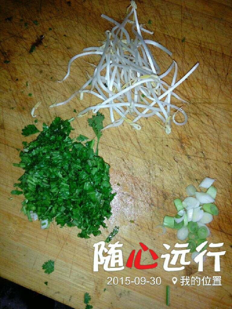 香葱刀削面,准备食材，把<a style='color:red;display:inline-block;' href='/shicai/ 3232'>香葱</a>，<a style='color:red;display:inline-block;' href='/shicai/ 131'>香菜</a>切碎，<a style='color:red;display:inline-block;' href='/shicai/ 120'>豆芽</a>洗净