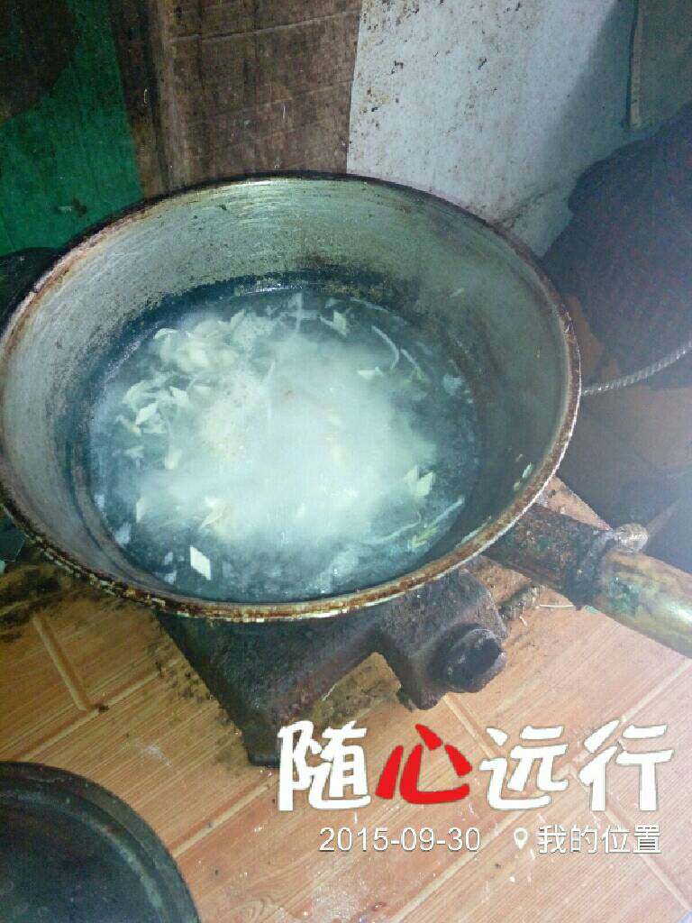 香葱刀削面,在锅里放适量水，等水烧开，放面片，豆芽，